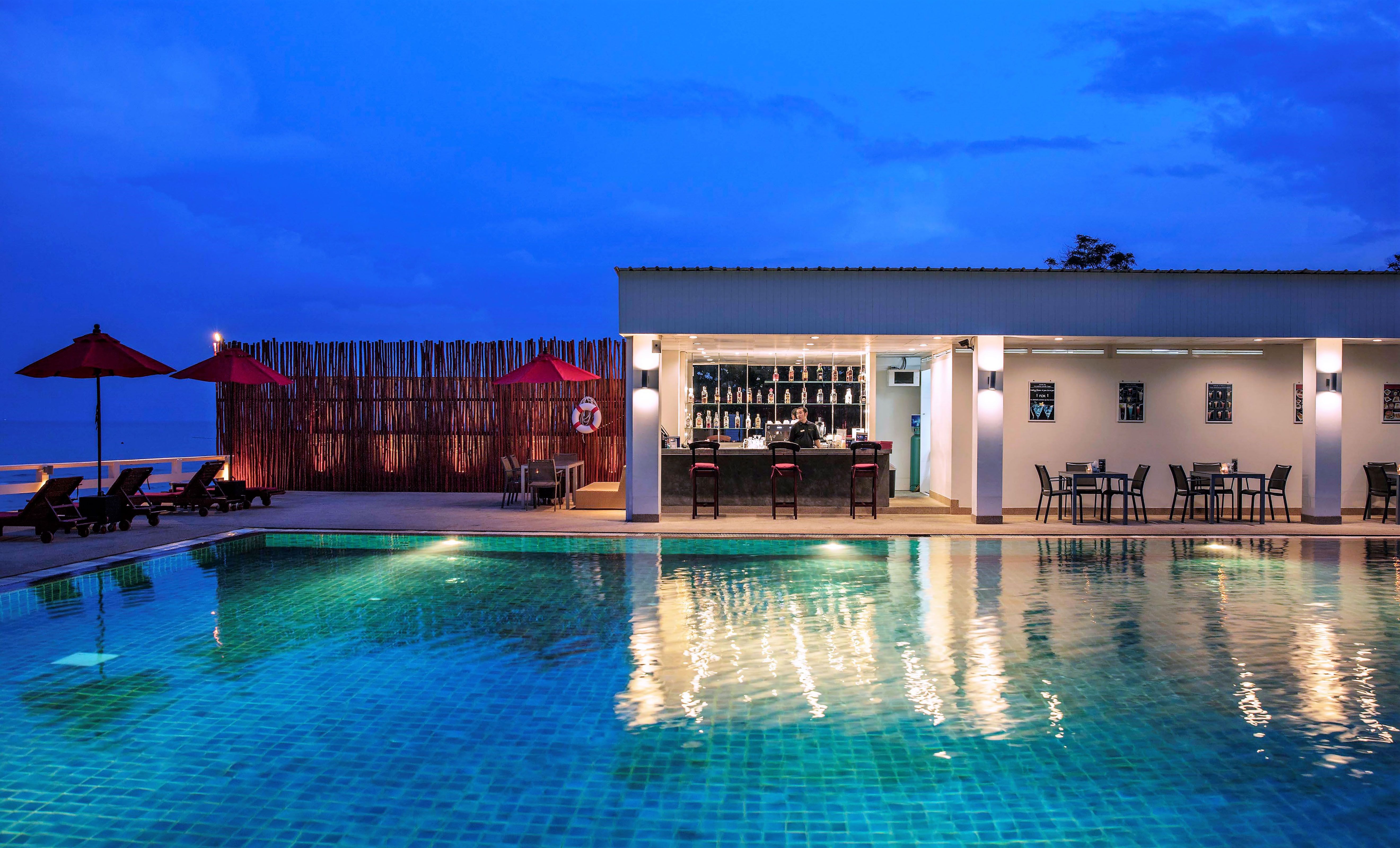 Chom Talay Pool Bar