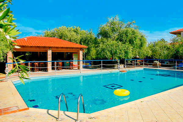 Vranas Studios, Thassos, exterior, piscina, pool bar.jpg