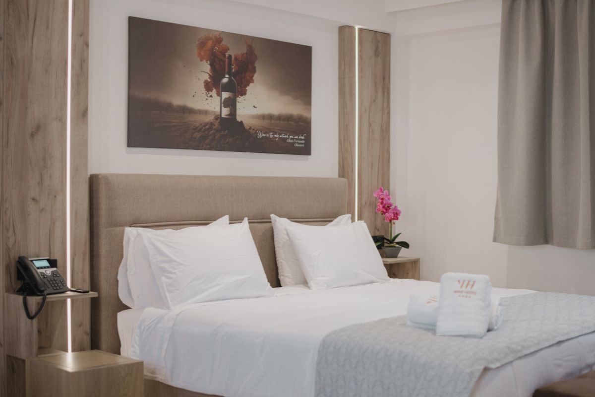 EXECUTIVE SUITE WITH BALCONY OR WINDOW