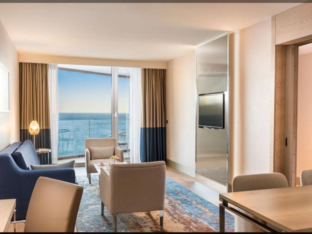 EXECUTIVE SUITE (CLUB LOUNCH)