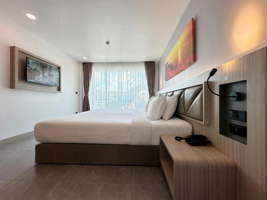 Deluxe King Balcony Mountain View