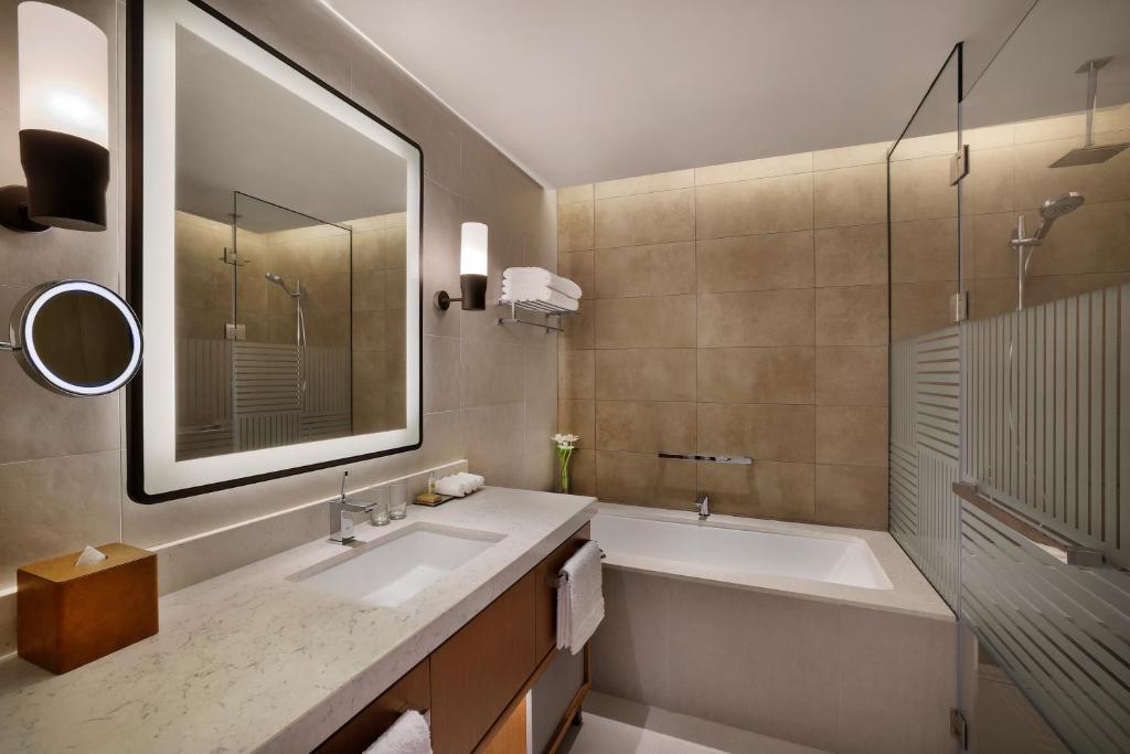 FAMILY CONNECTING TWO BEDROOM APARTMENT (KING/TWIN)