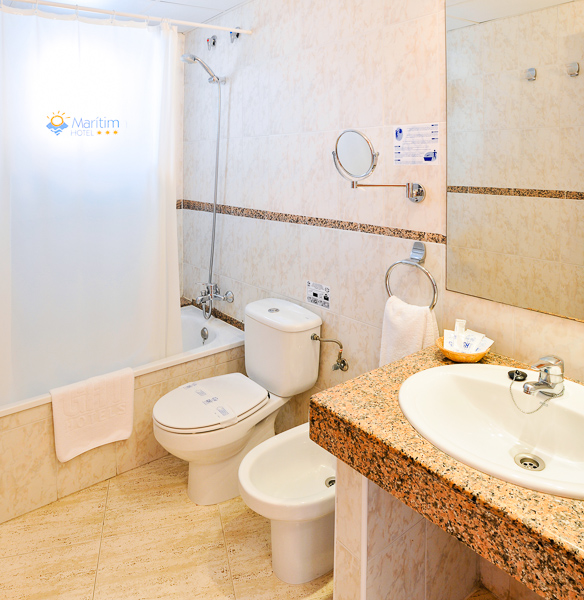 Costa Brava, Hotel Maritim, camera, baie, cada, toaleta, chiuveta.jpg