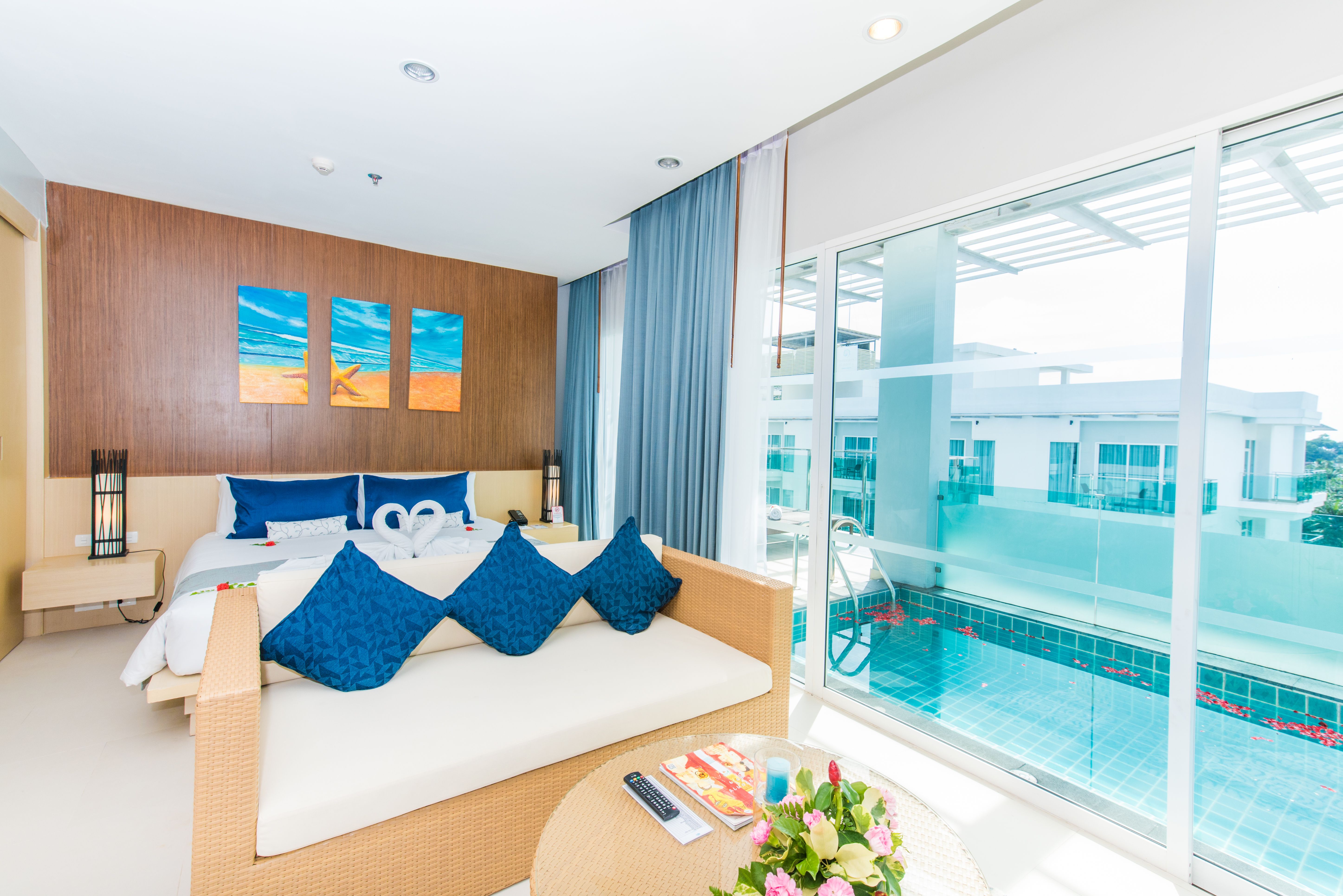 HONEYMOON POOL SUITE
