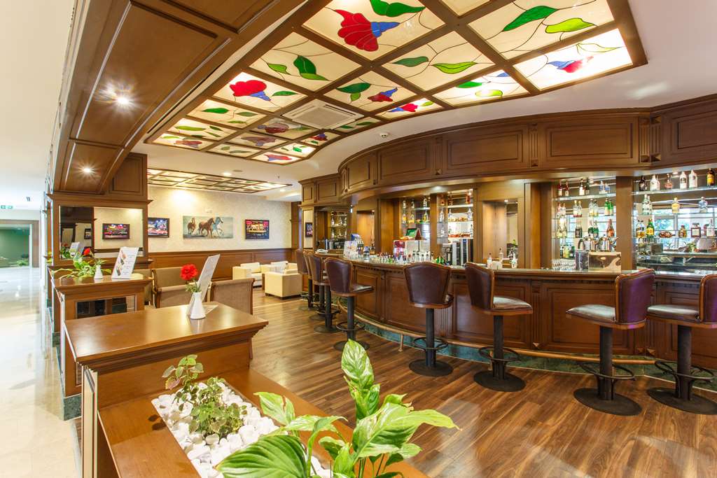 LOBBY BAR