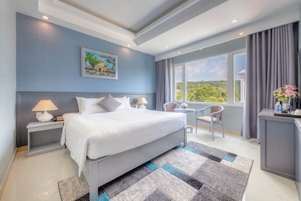 SUITE WITH WINDOW