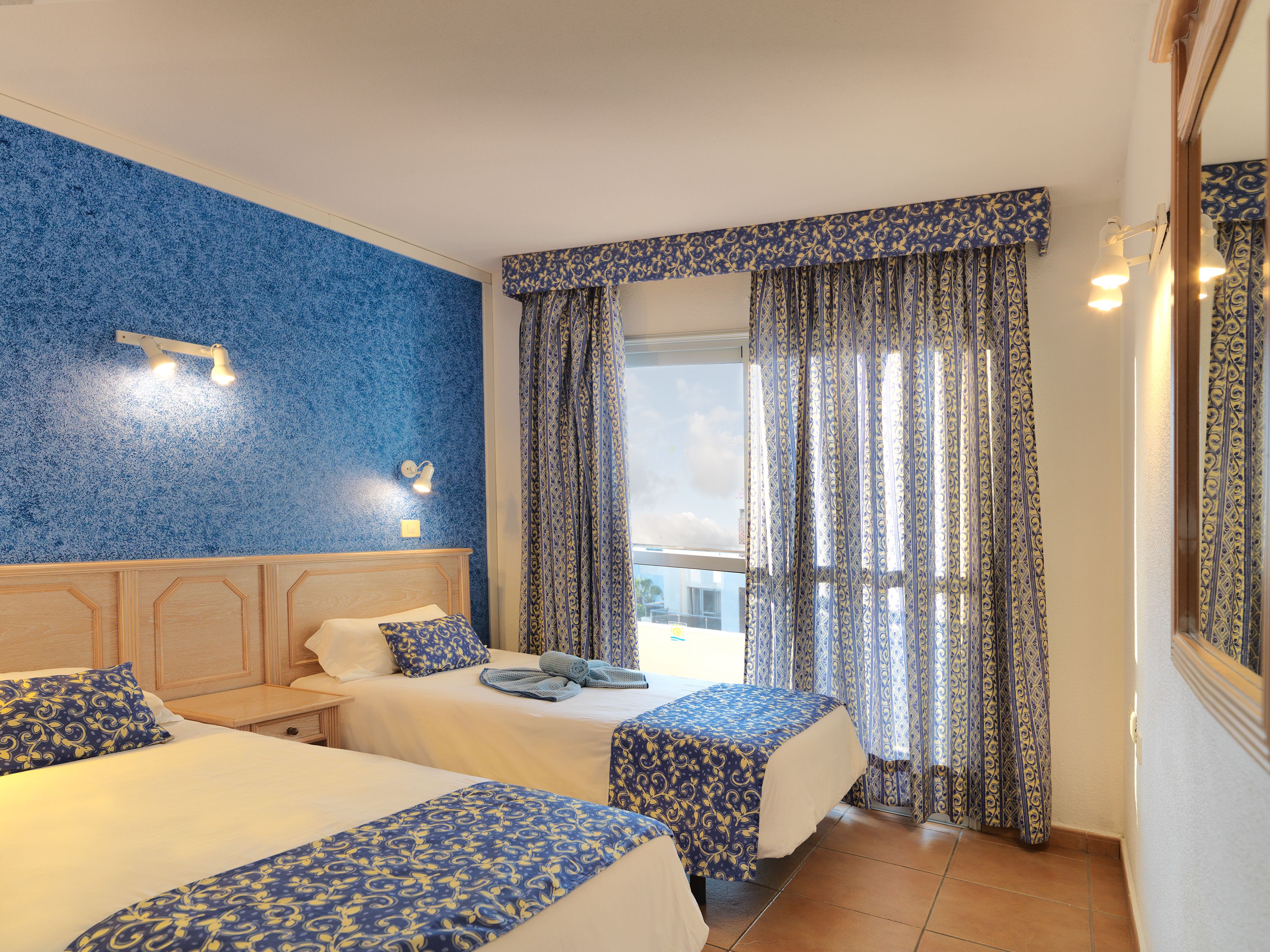 2 BEDROOM APARTMENT BALCONY OR TERRACE