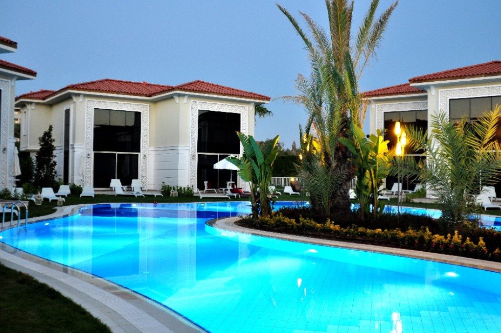 LAKE VILLA