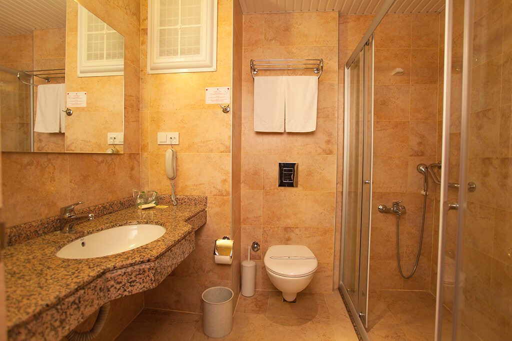 standart room shower-wc.jpg