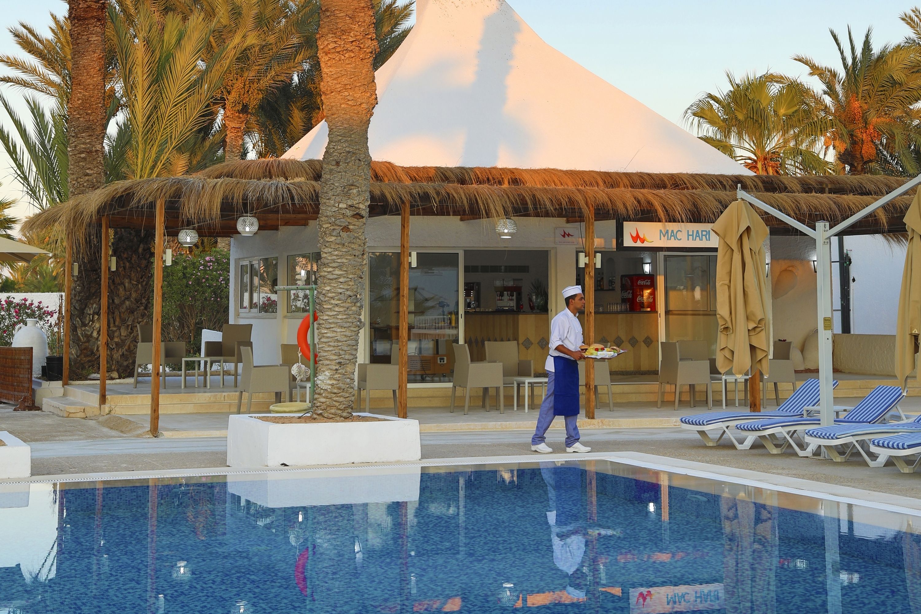 MAC HARI - Pool Bar