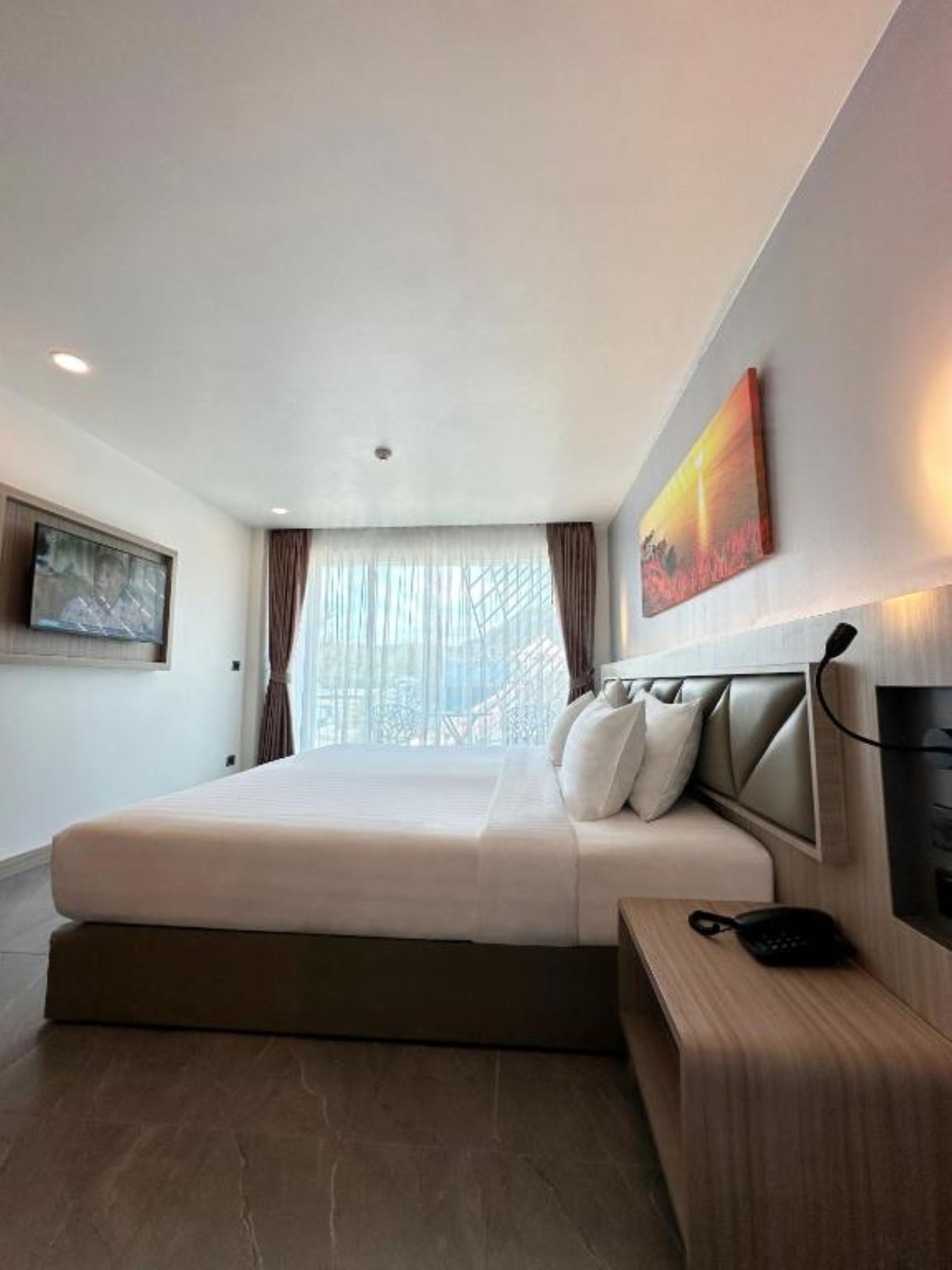 Deluxe King Balcony Mountain View