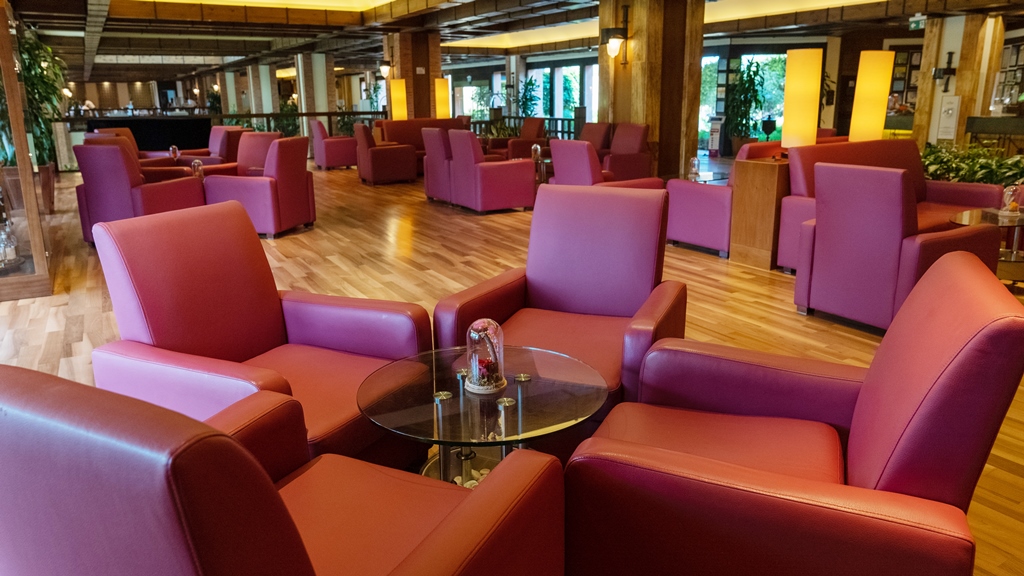 LOBBY BAR