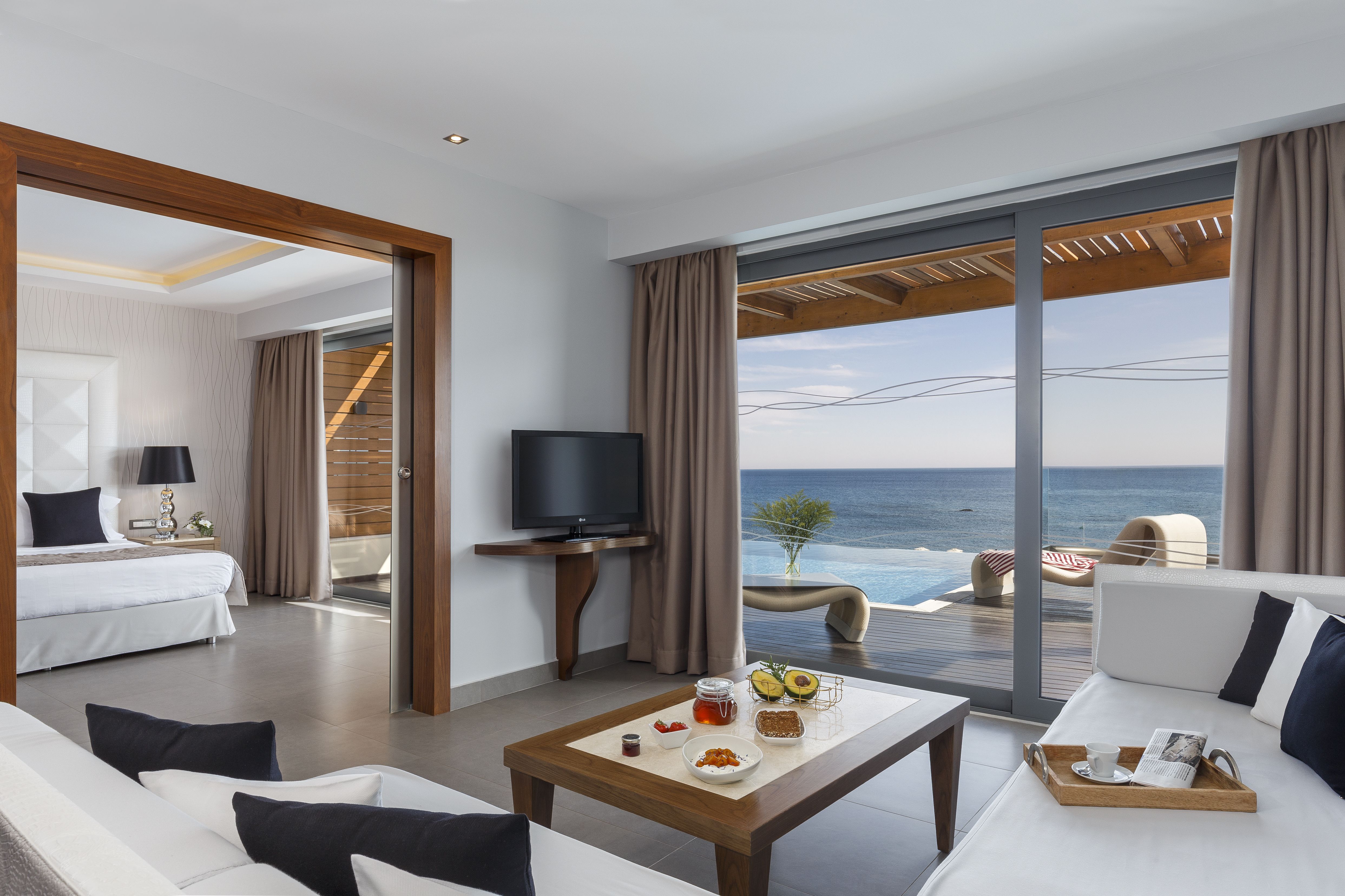 EXECUTIVE SUITE WITH PRIVATE POOL & SEA VIEW