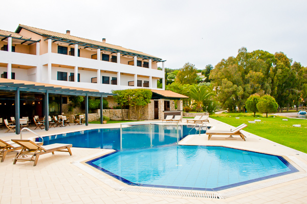 Lefkada, Hotel Porto Ligia, piscina exterioara, sezlonguri.jpg
