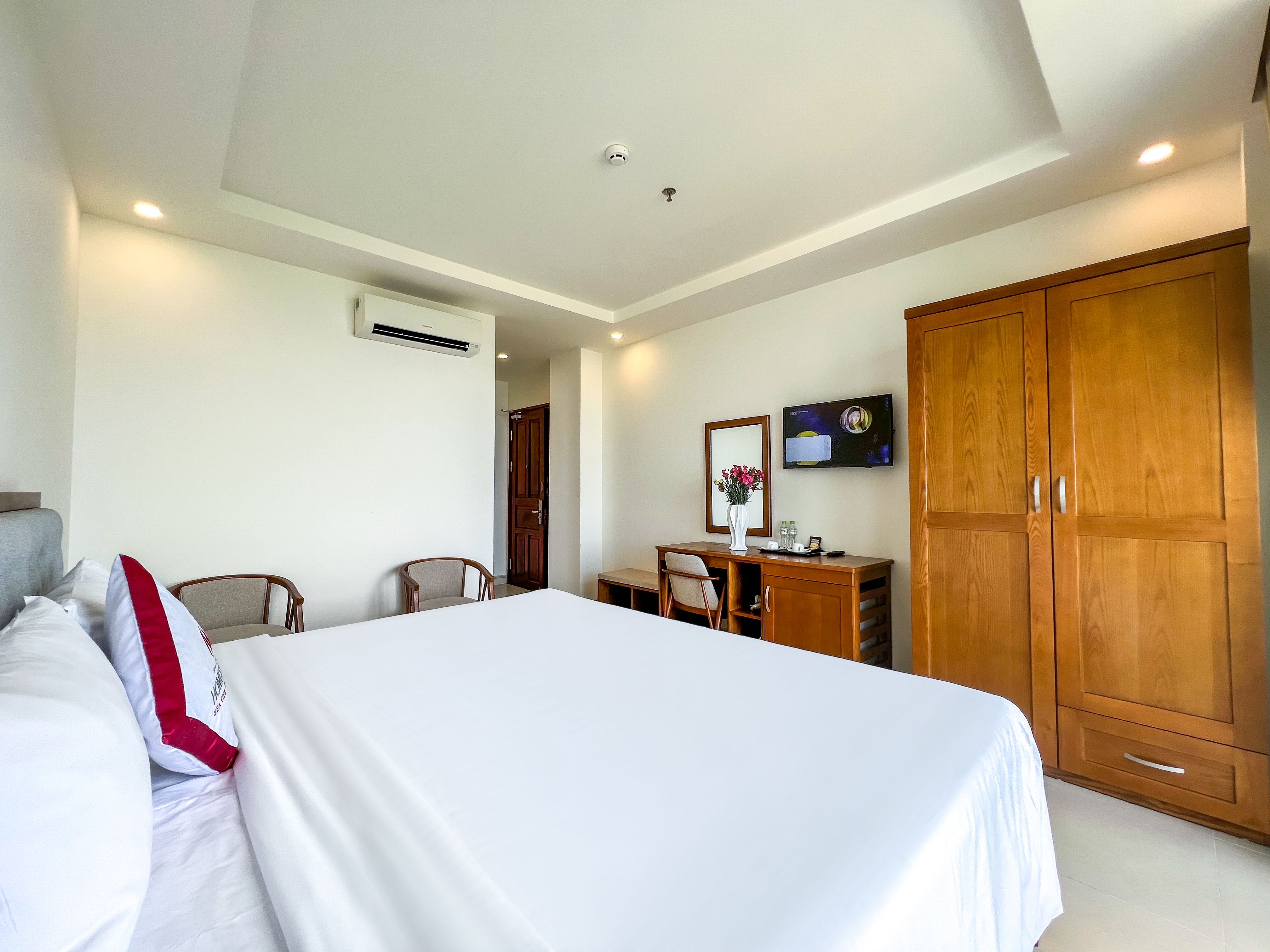 DELUXE DOUBLE SEAVIEW BALCONY