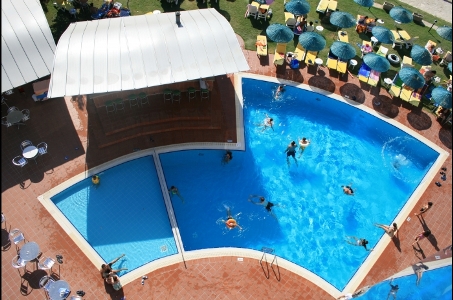 Hotel Faustina poza piscina.jpg