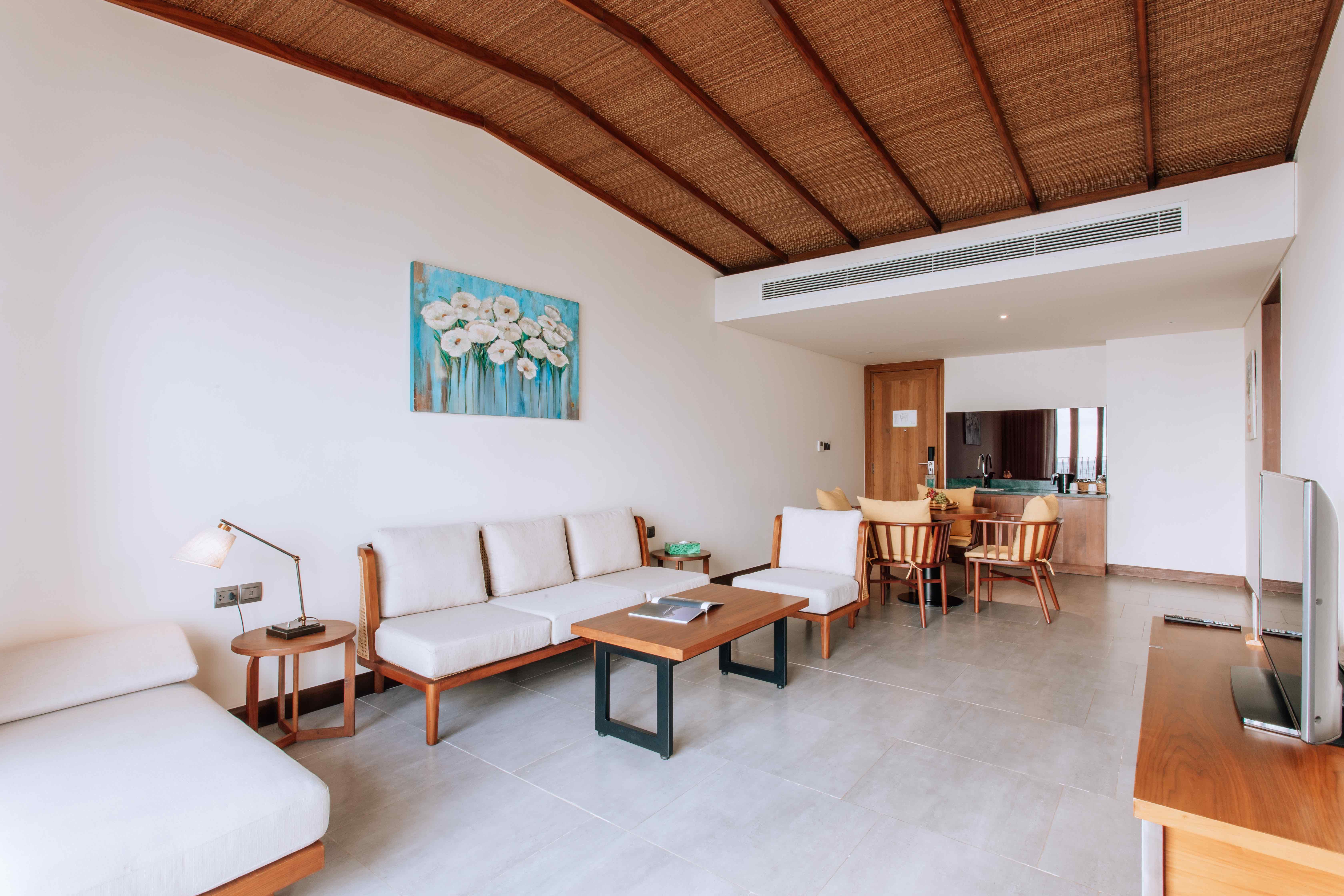 EXECUTIVE SUITE WITH BALCONY
