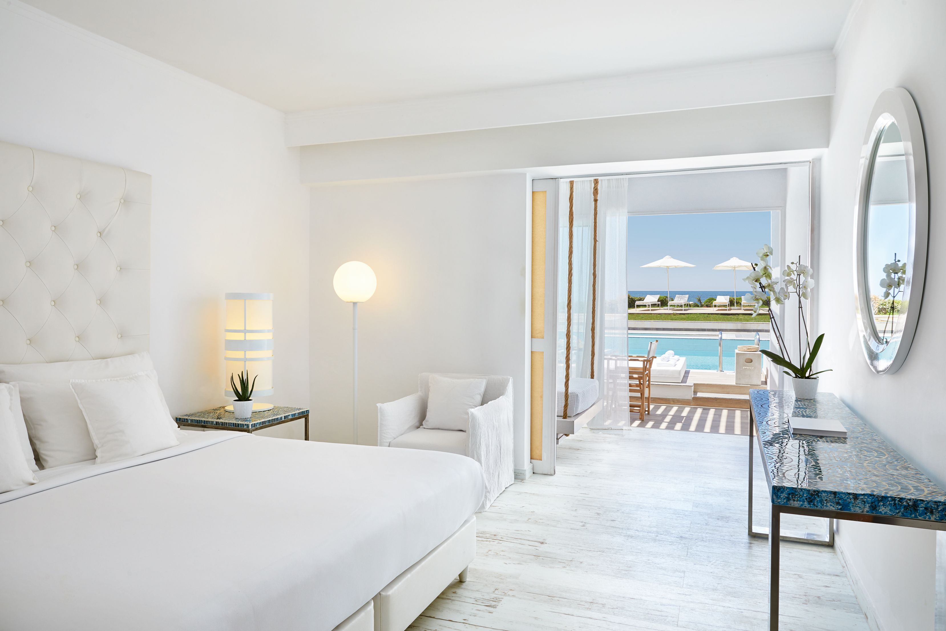 SWIM-UP GUESTROOM SEA VIEW WITH GARDEN