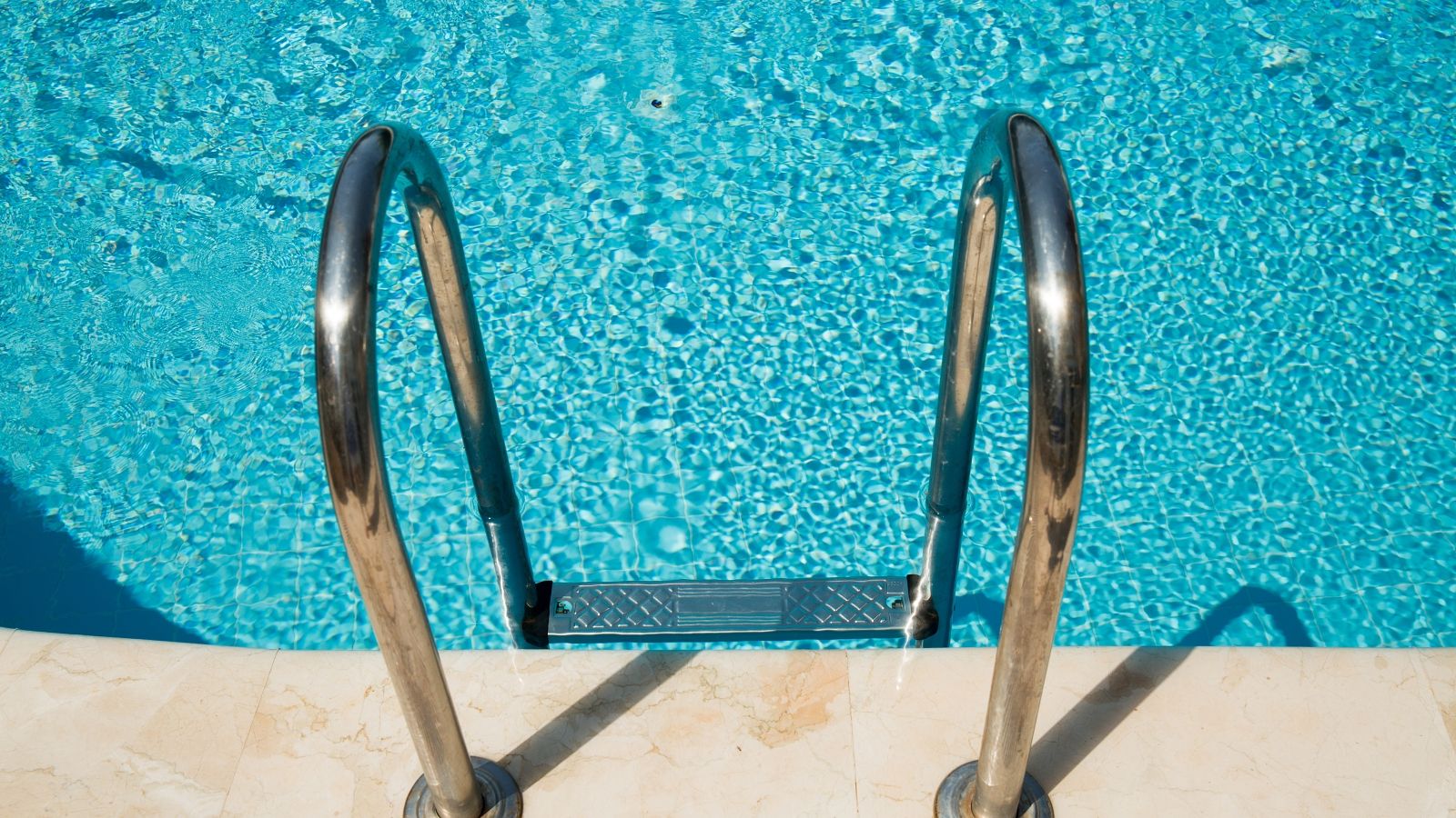 Piscina exterioara/interioara