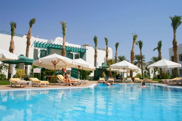 Sharm El Sheikh, Hotel Falcon Hills, piscina exterioara, sezlonguri.jpg