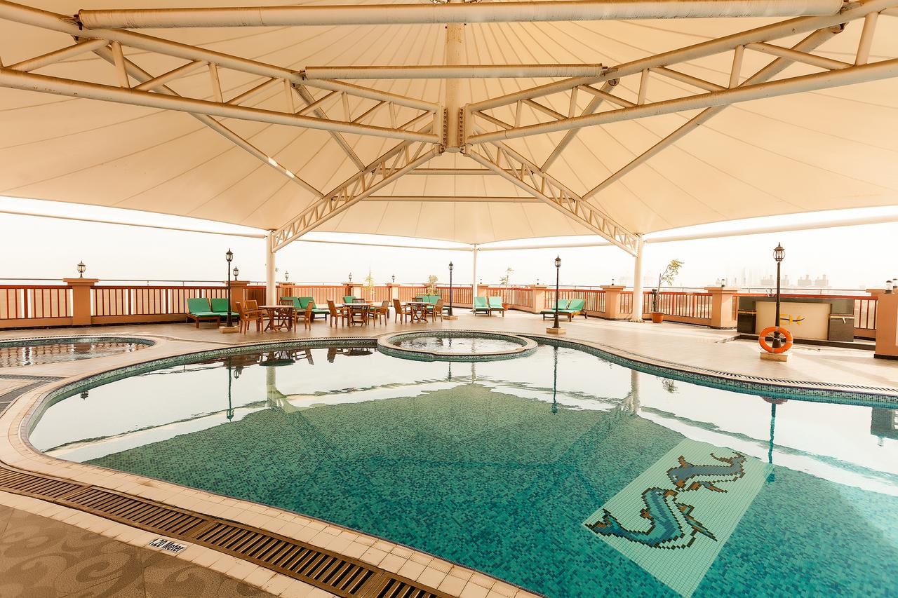 Piscina exterioara/interioara