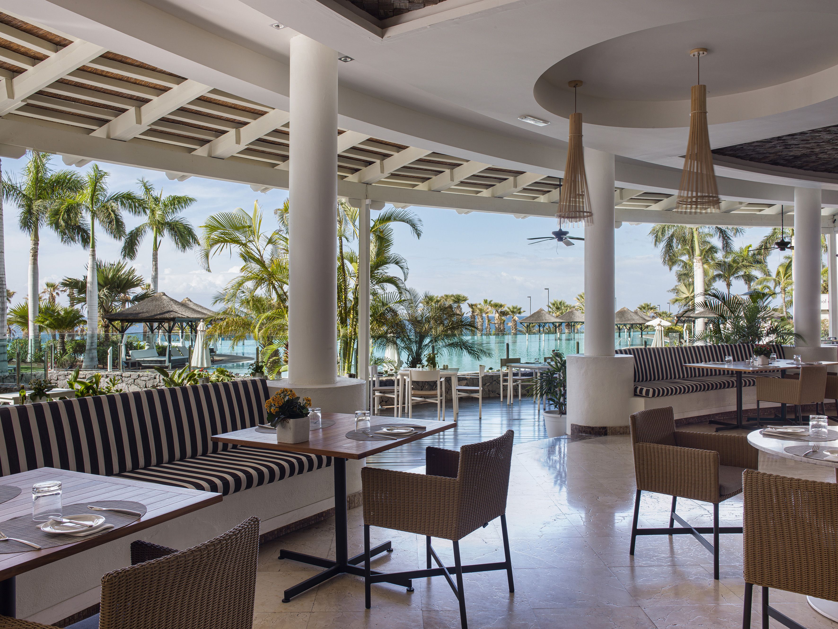 OASIS POOL GRILL