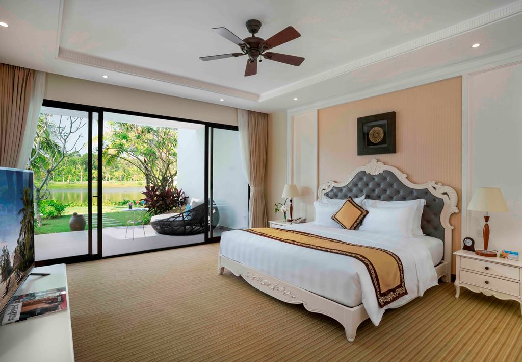 VILLA 4 BEDROOM LAKE VIEW