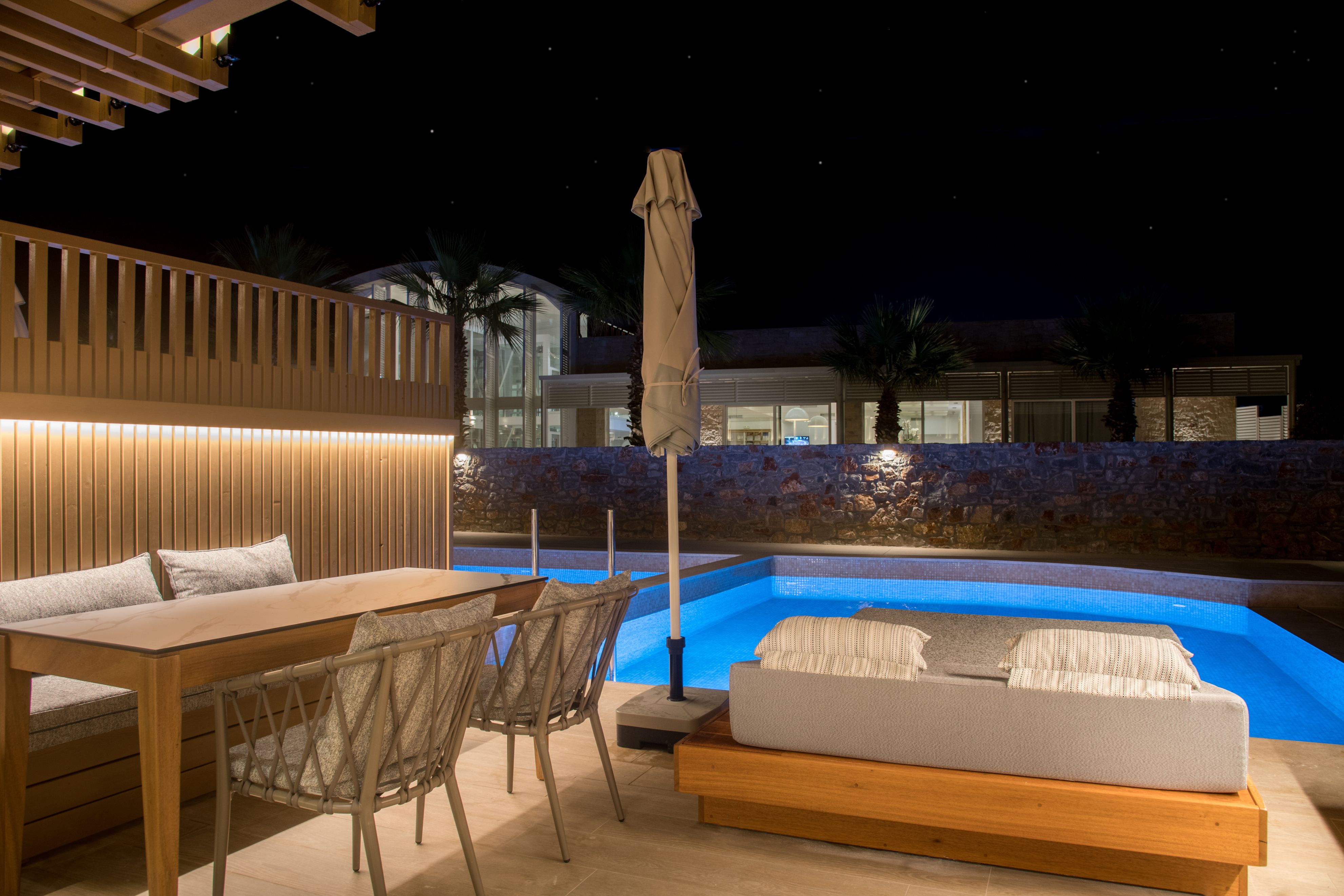 Family Room Garden View with Private Pool