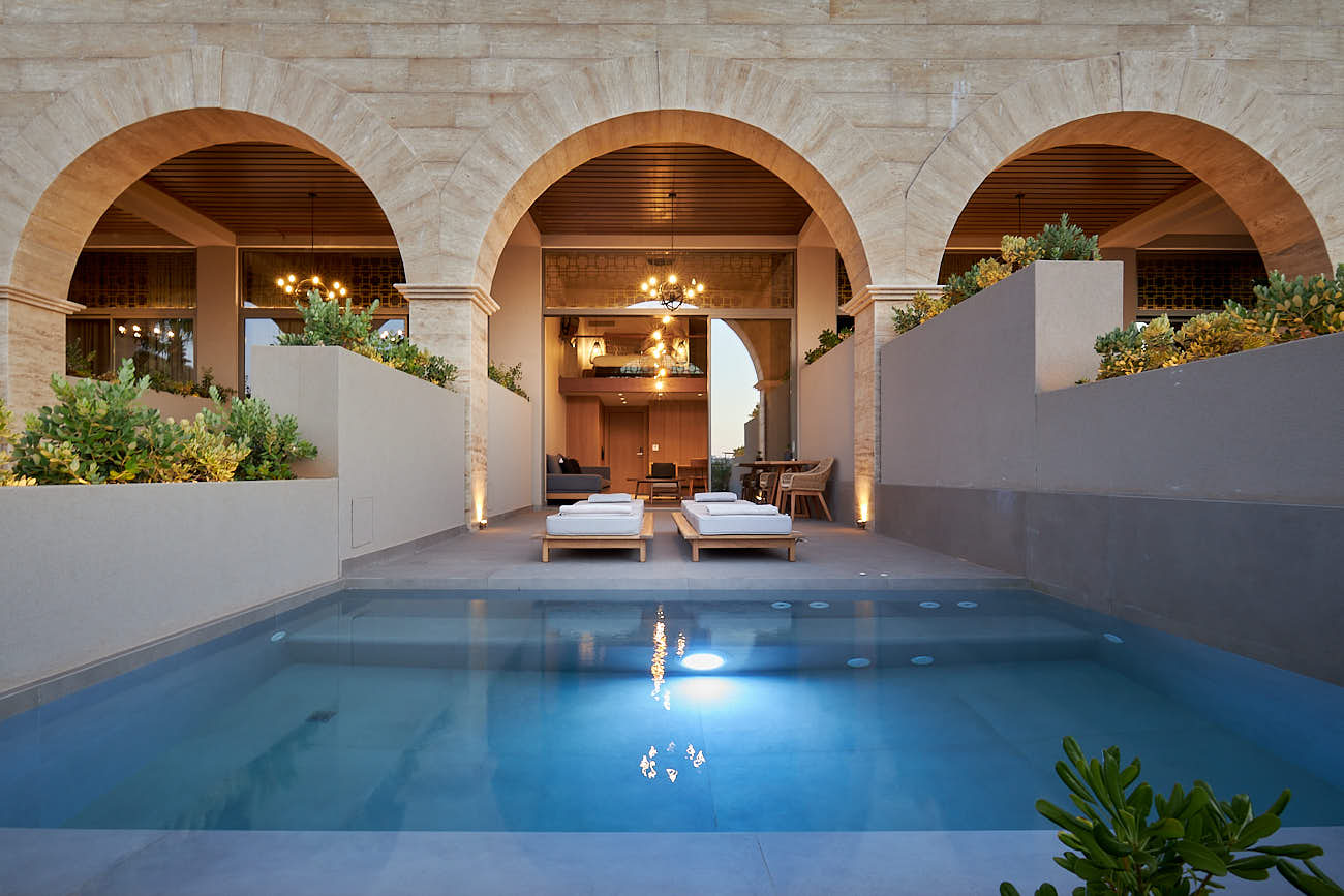 Black Pearl Maisonette Plunge Pool Mountain View