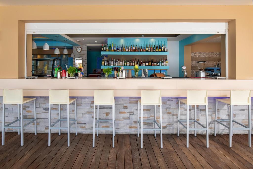 MAIN BAR