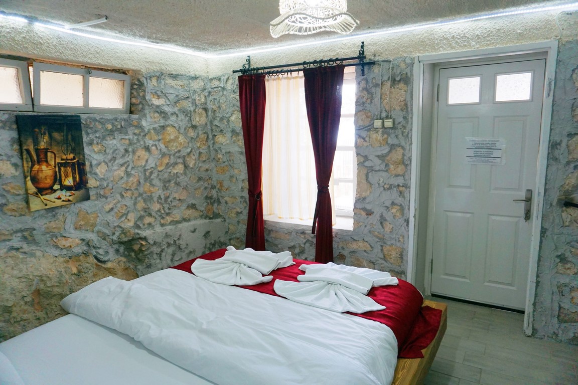 Taş Oda  Deniz ve Bahçe Manzaralı Oda 