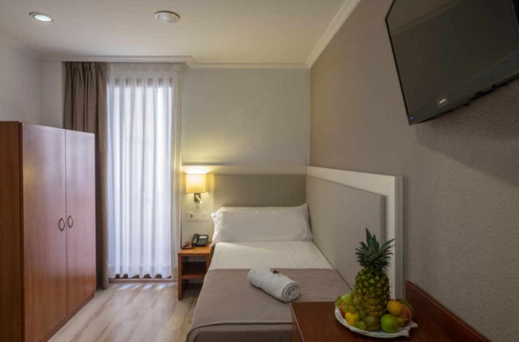 SINGLE ROOM