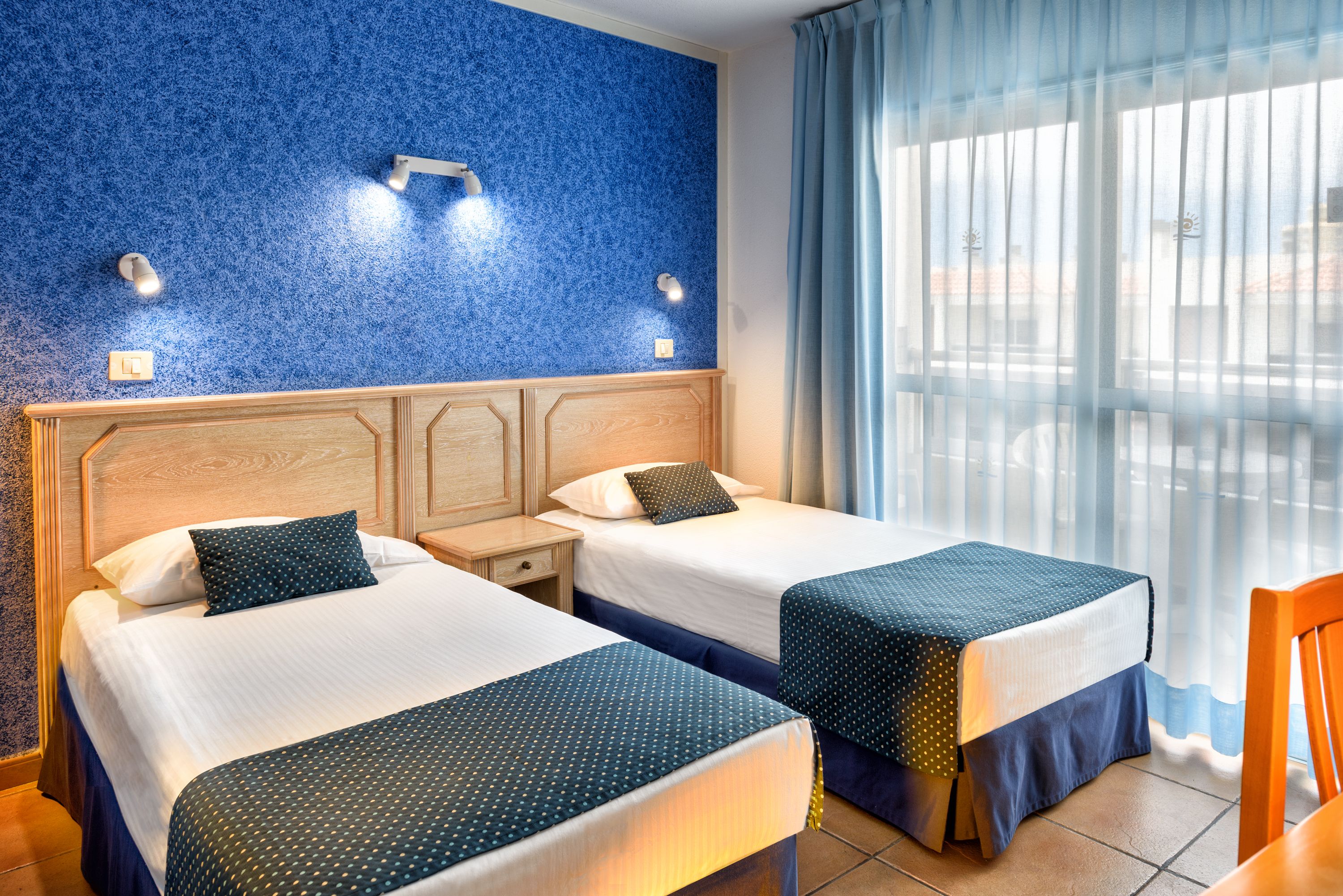 1 BEDROOM APARTMENT BALCONY OR TERRACE