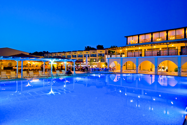 Halkidiki, Hotel Village Mare, piscina exterioara, noapte.jpg