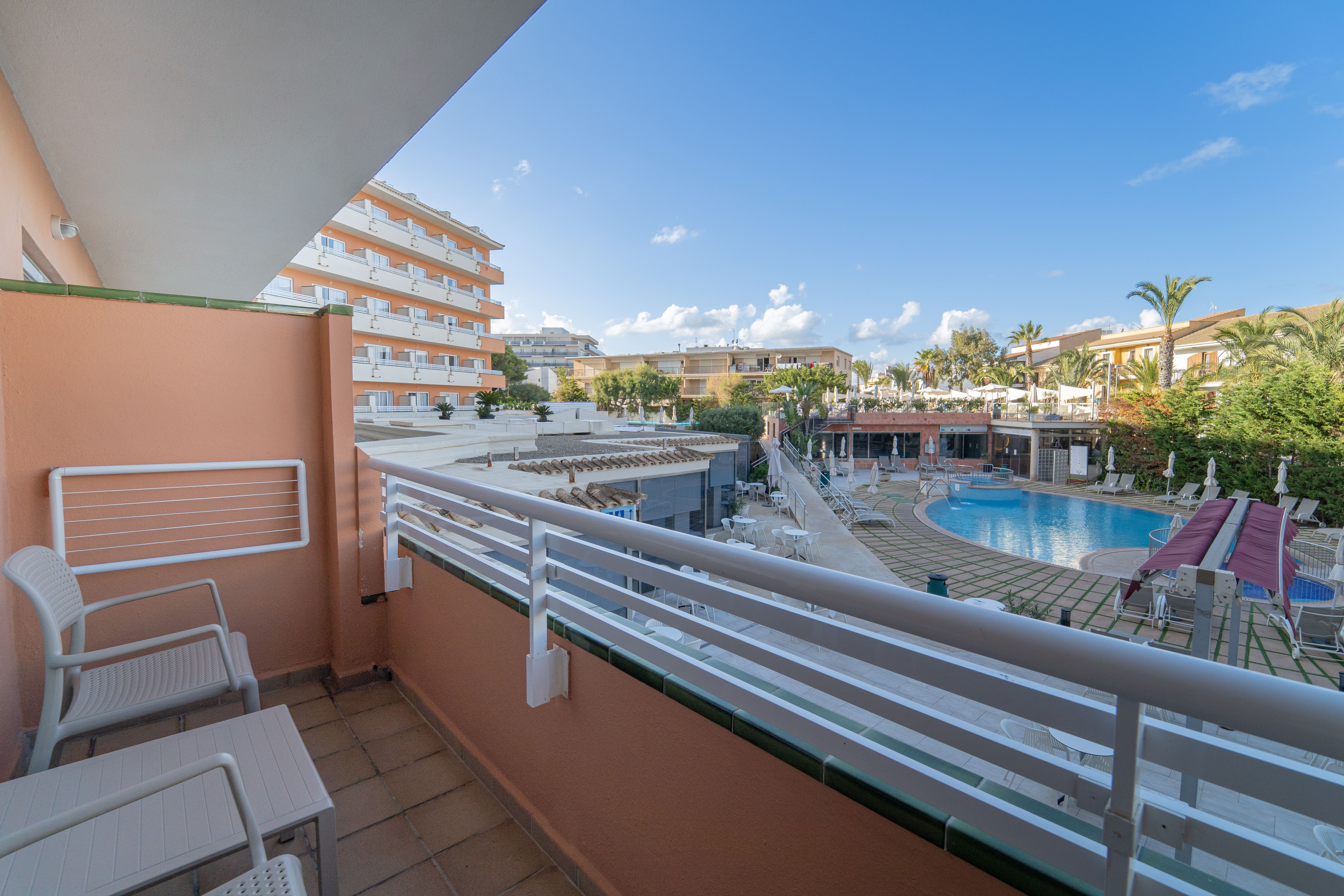 DOUBLE POOLVIEW  (BALCONY OR TERRACE)