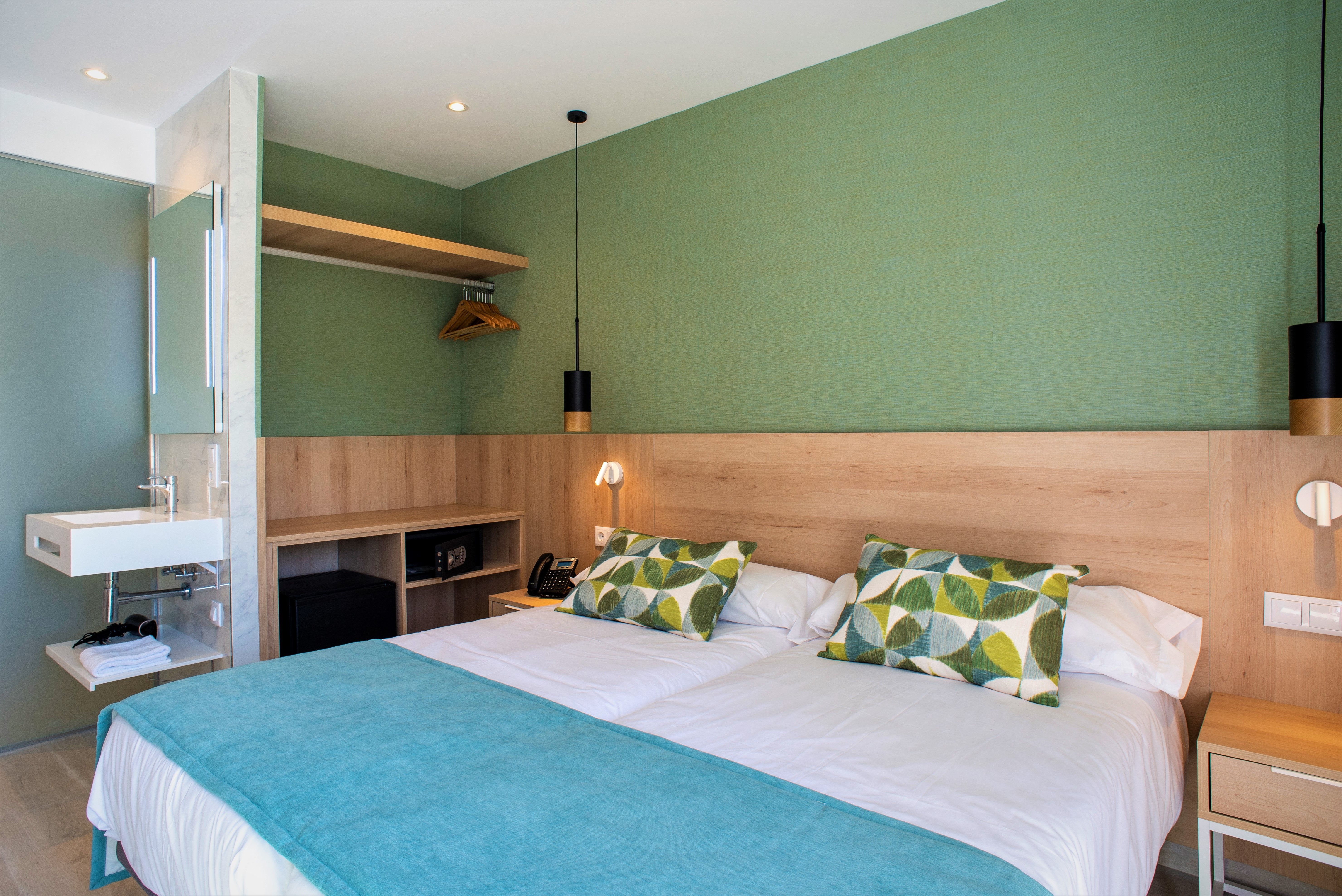 DB - TWIN ROOM BALCONY OR TERRACE