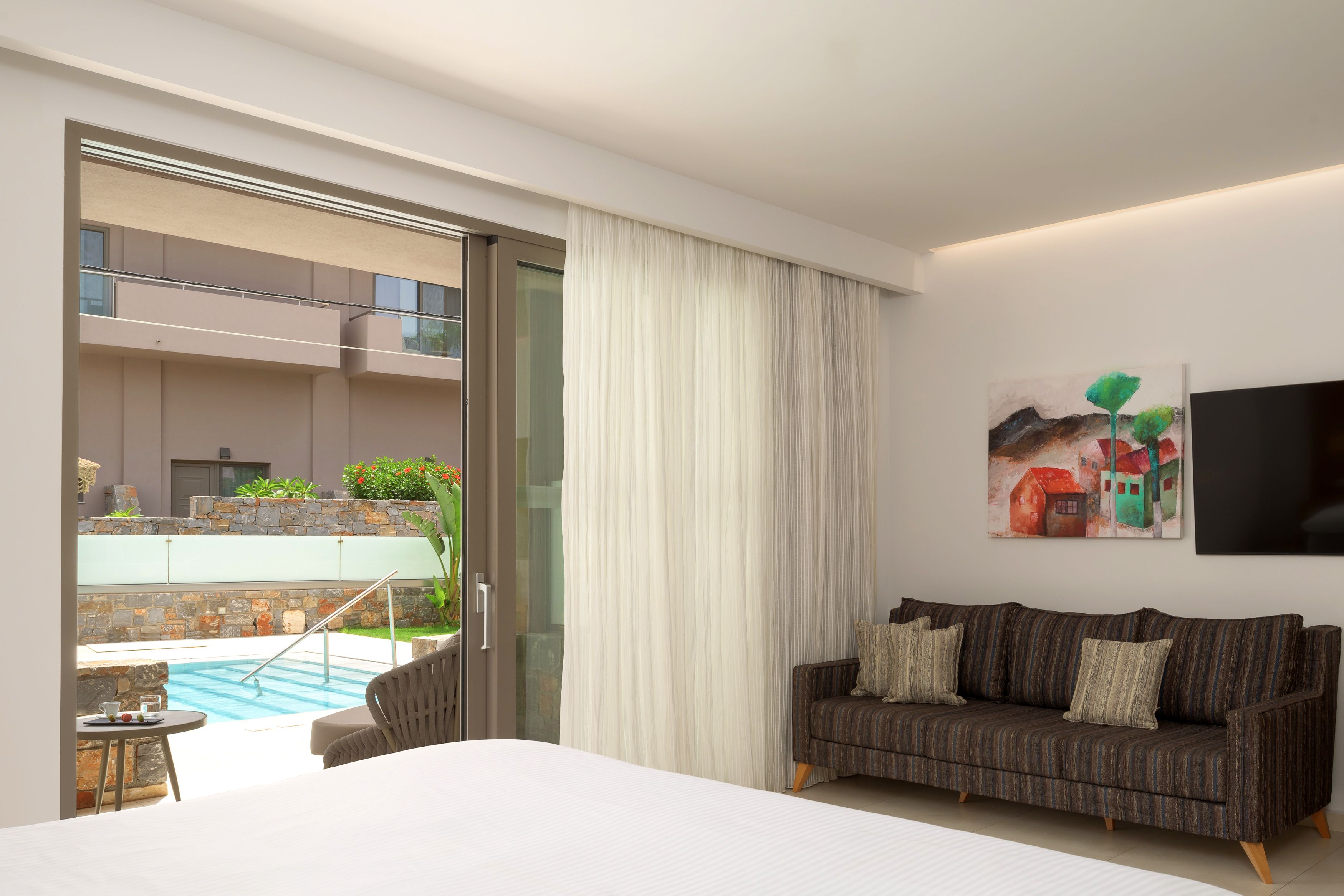 White Deluxe Suite SwimUp