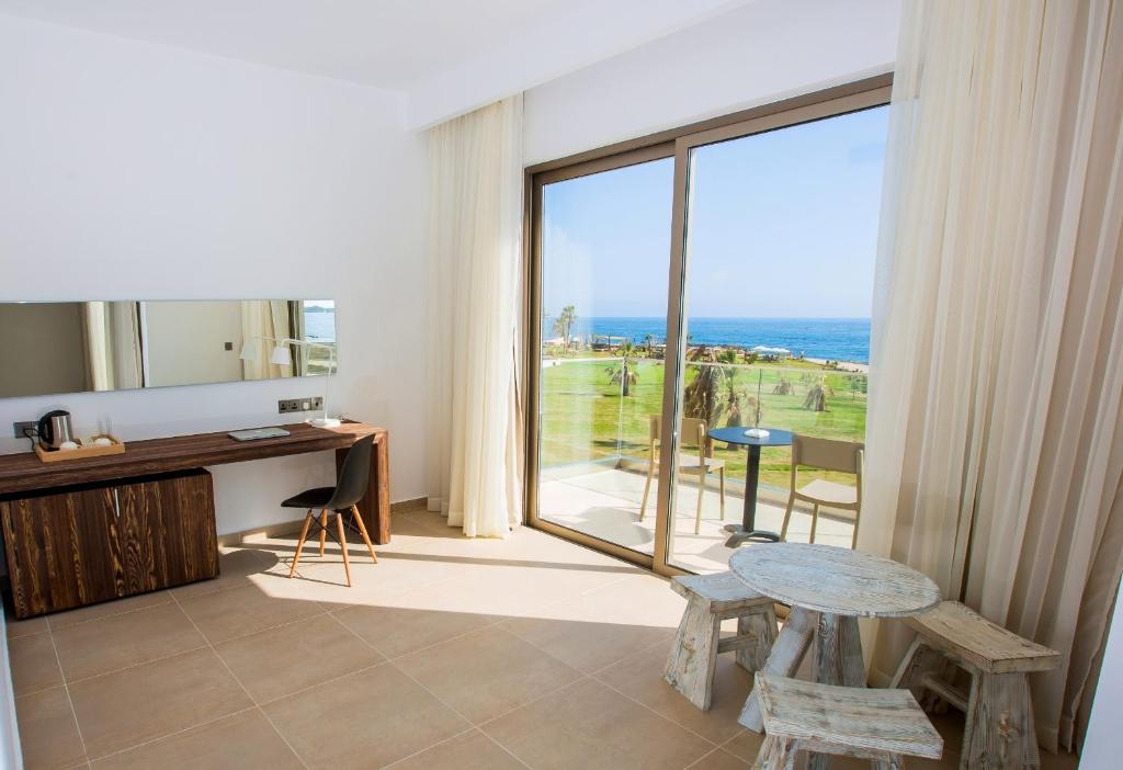 1 Bedroom Suite (SeaView, Balcony)