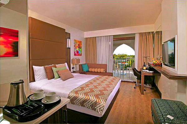 Didim, Hotel Ramada Resort Akbuk, camera, pat dublu, tv, terasa.jpg