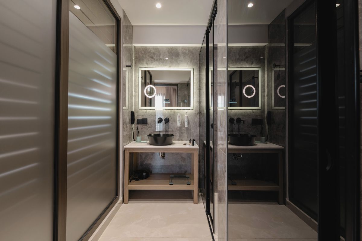 EXECUTIVE SUITE WITH BALCONY OR WINDOW