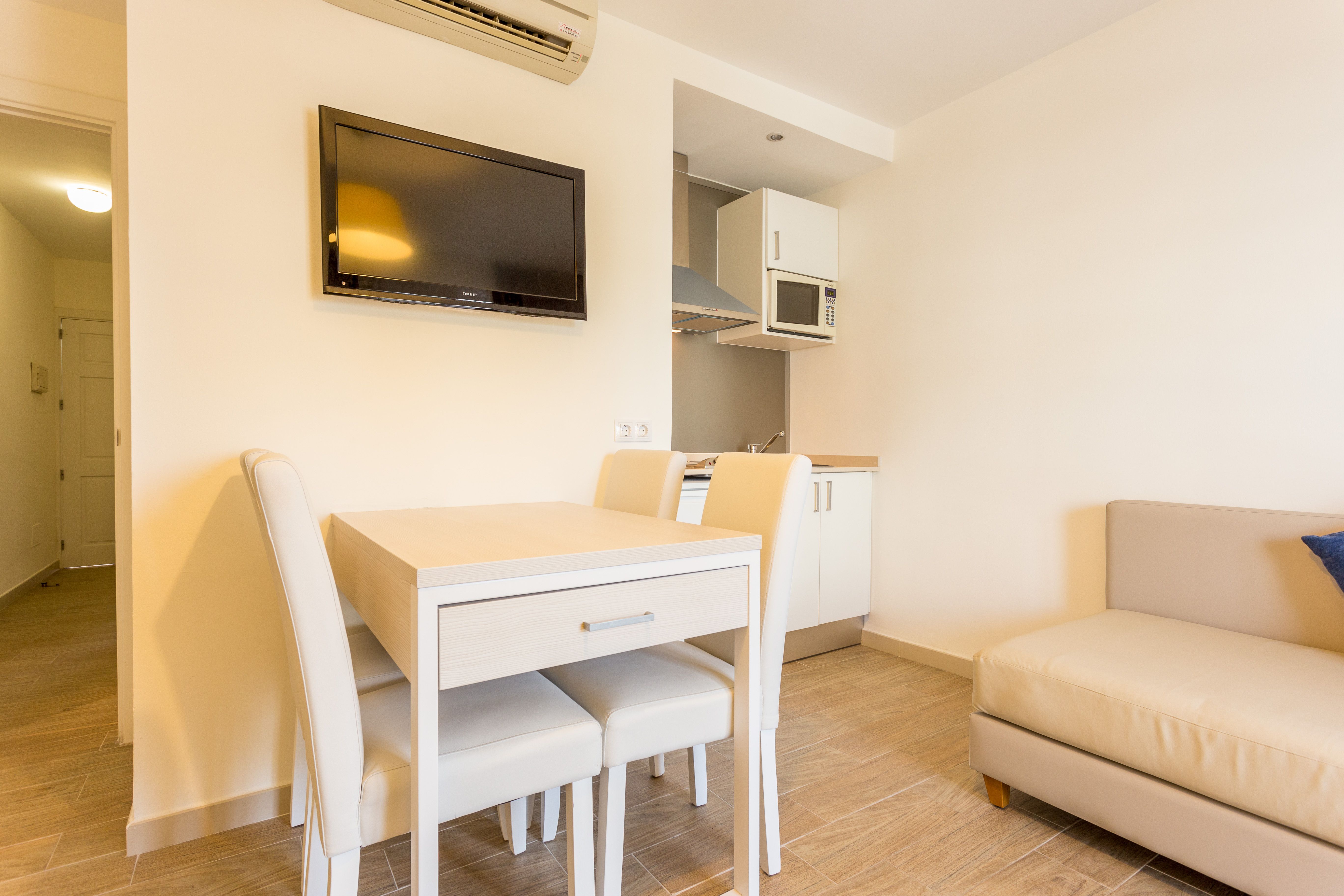 APARTMENT  (BALCONY OR TERRACE)