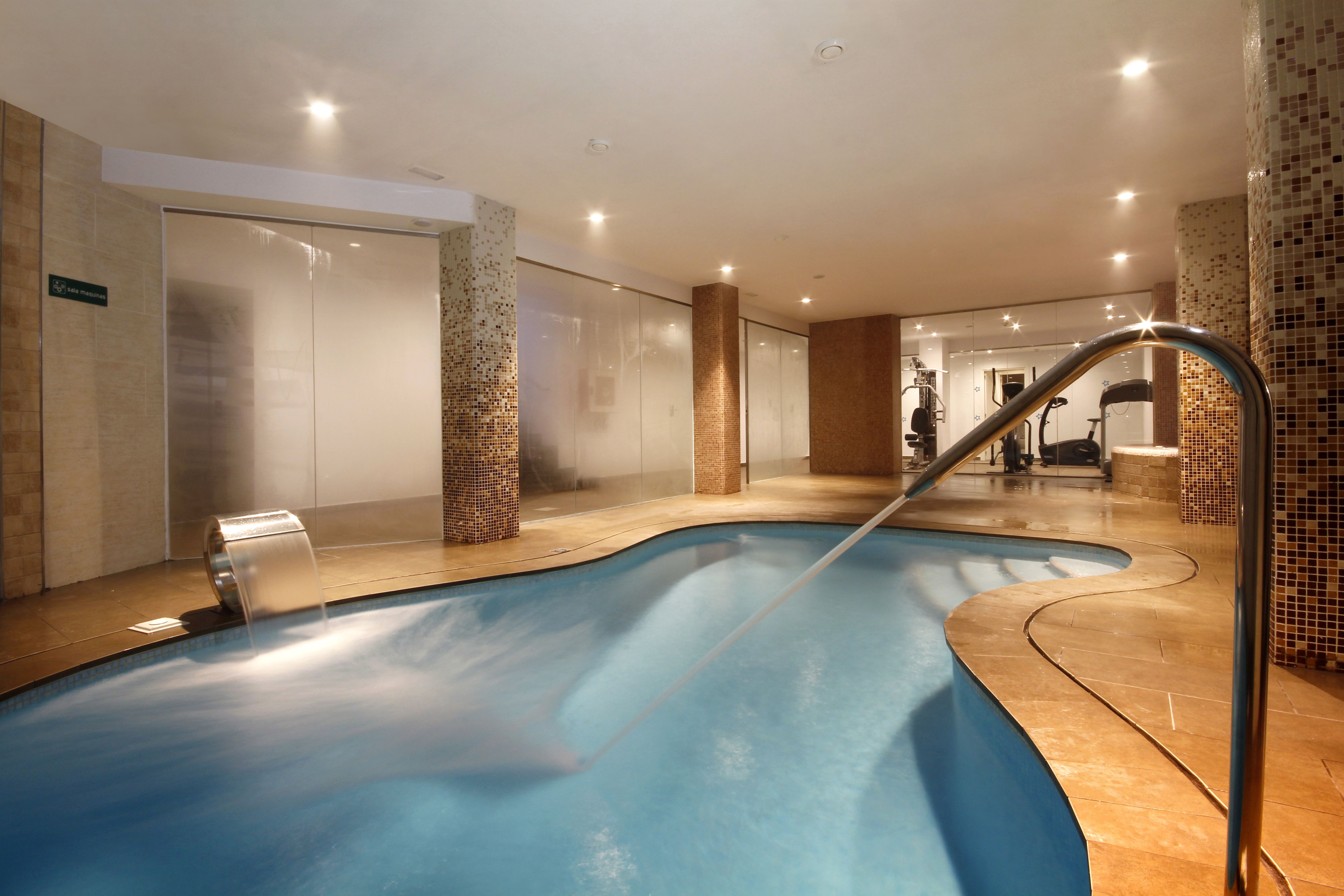 Piscină interioară