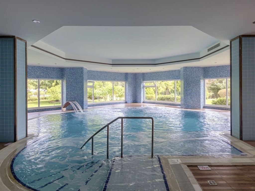 Piscină interioară