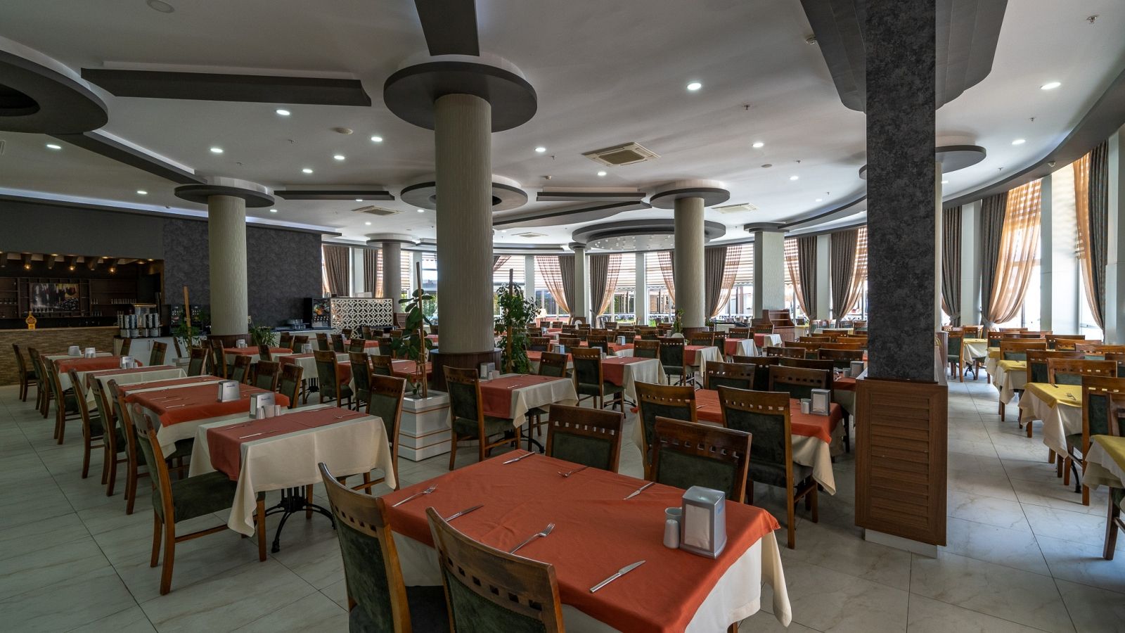 MAIN RESTAURANT