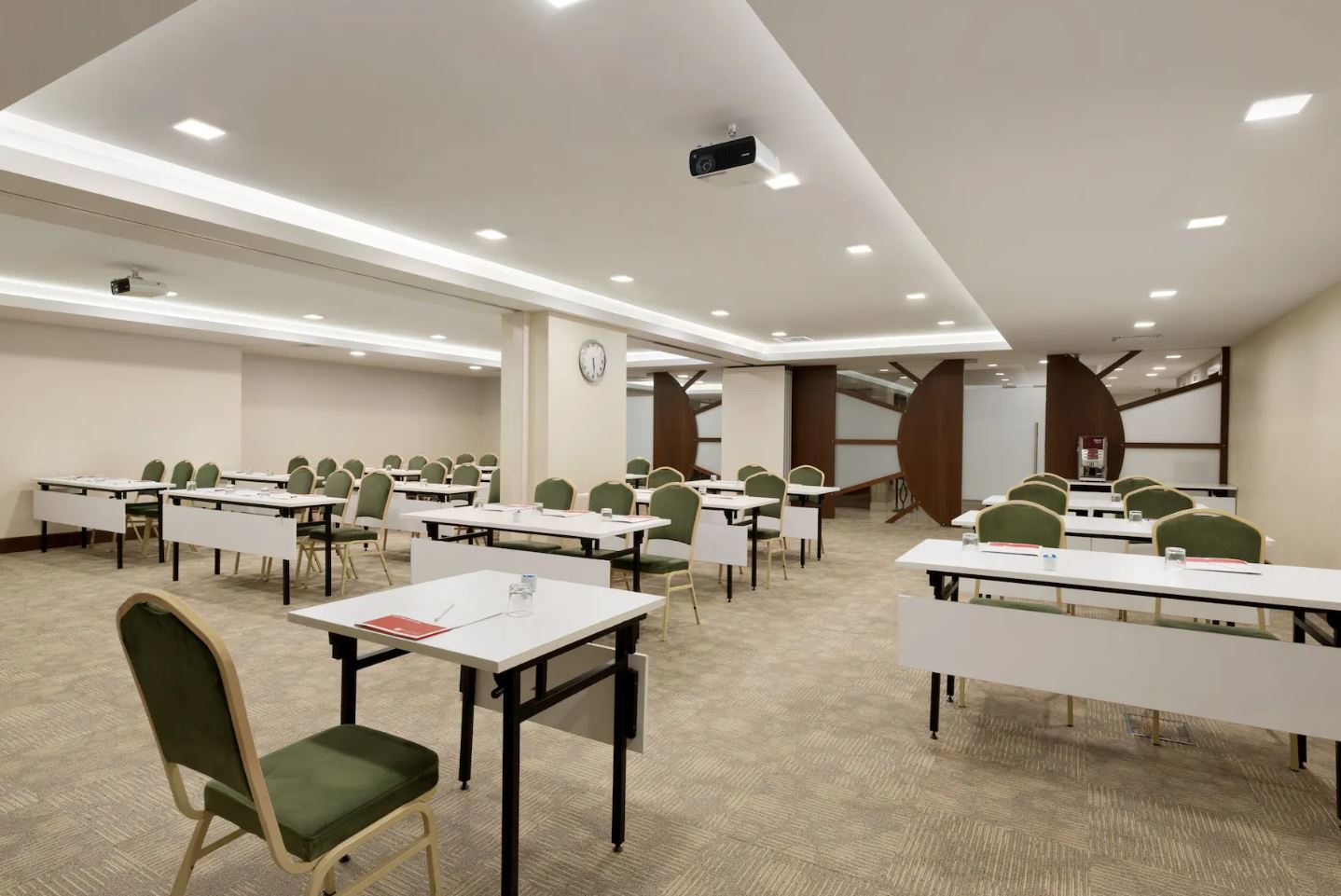 MICE (servicii de organizare de întâlniri, conferințe, alte evenimente)