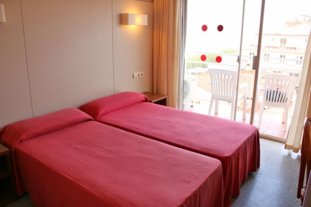 CLASSIC DOUBLE ROOM WITH BALCONY OR TERRACE