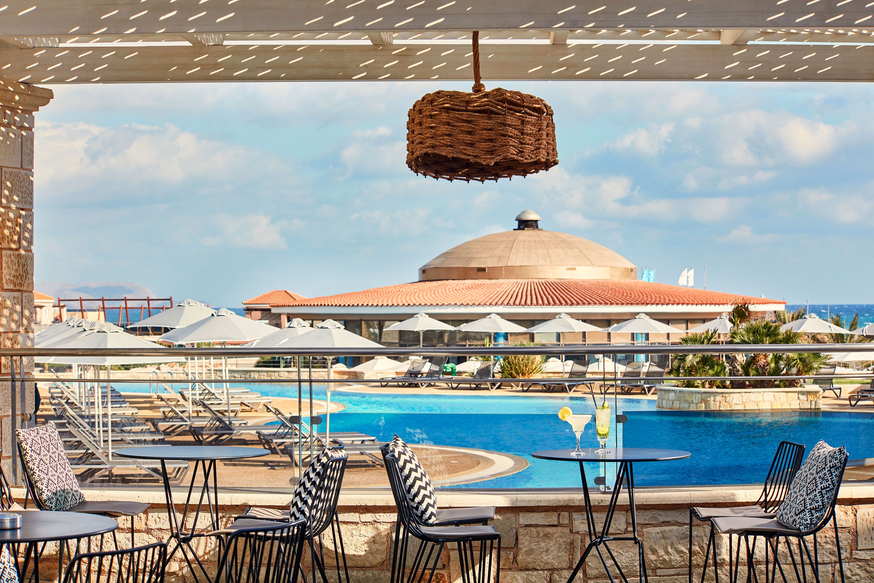 SPLASH POOL BAR