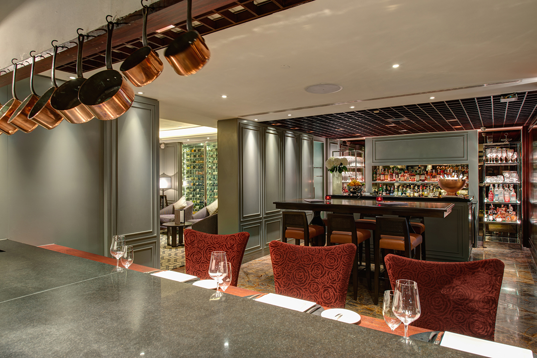 FIREPLACE GRILL AND BAR