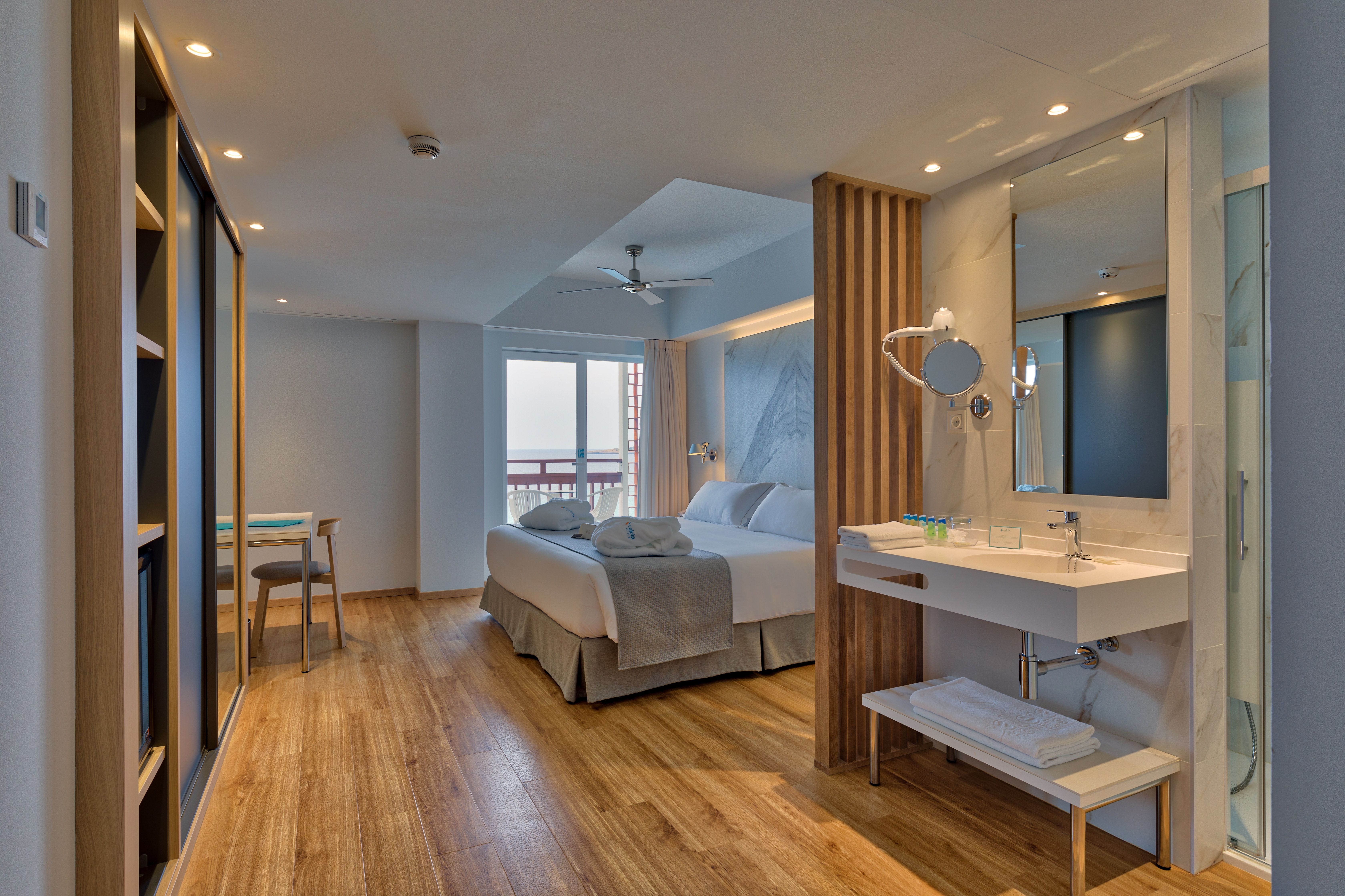 DOUBLE ROOM FRONT SEA VIEW WITH BALCONY OR TERRACE