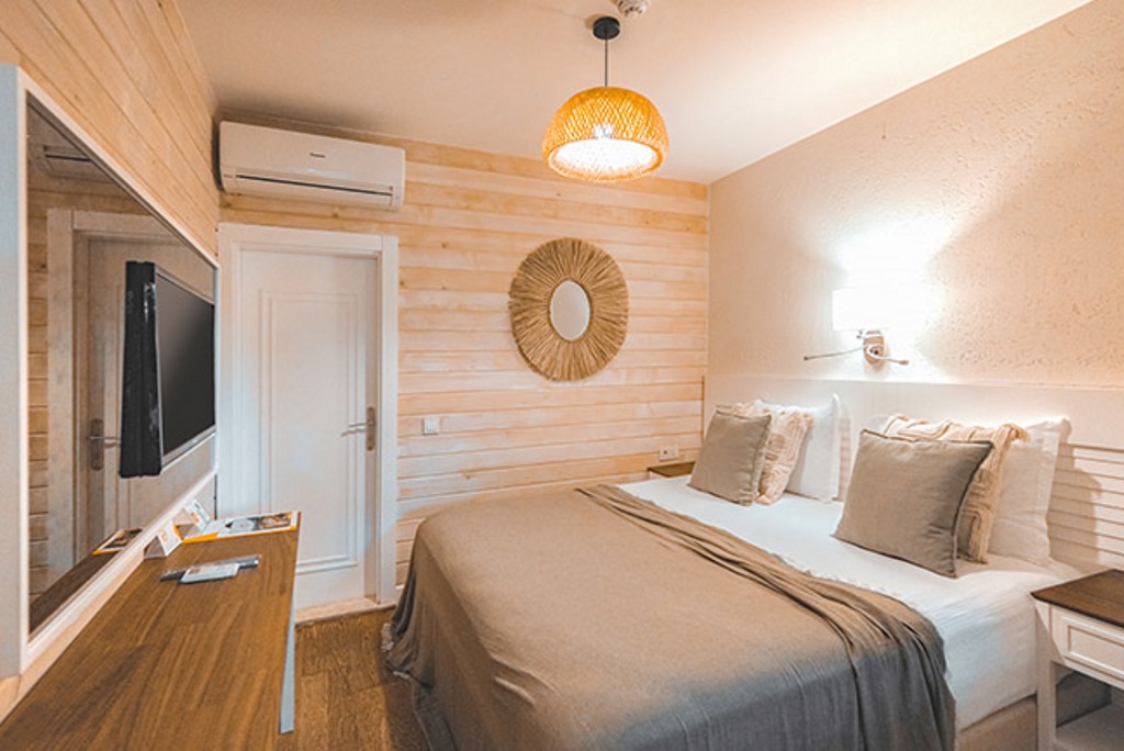 KUMQUAT ROOM